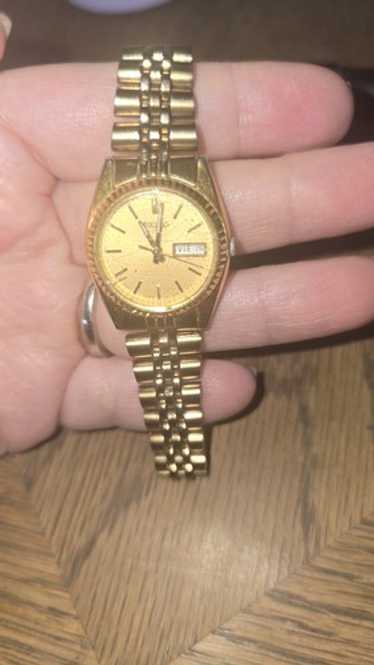 SEIKO VINTAGE クォーツ 金 ゴールド スモセコ 腕時計 レディース SEIKO Women's Quartz Watch with Gold Silver Strap Casual