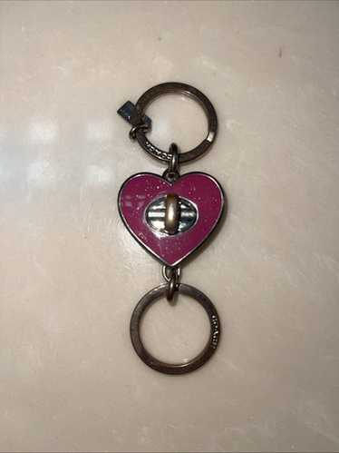 アクセサリー COACH Pink double heart keychain charm Rare Vintage COACH PINK Signature Enamel Heart Keychain FOB