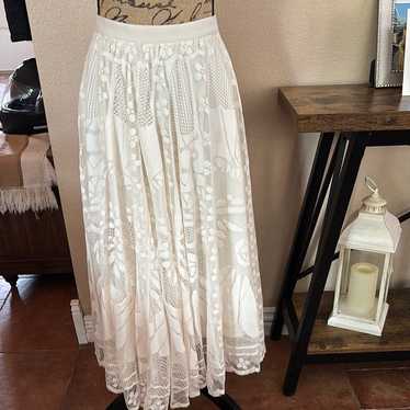 Elegant White Lace Skirt - image 1