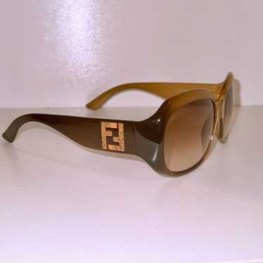 小物 FENDI Vintage Gold logo sunglasses FENDI O'LOCK 40048 Black Gold Oversized Fashion FF Lock Logo