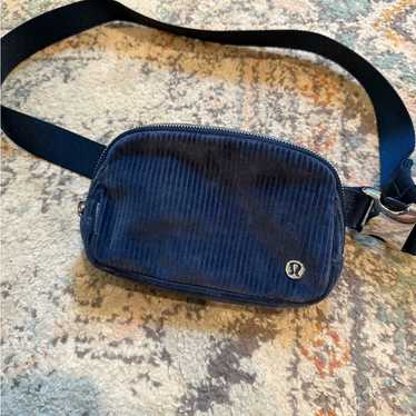 新品 ルルレモン ベルトバッグ - Navy 210.jpg
