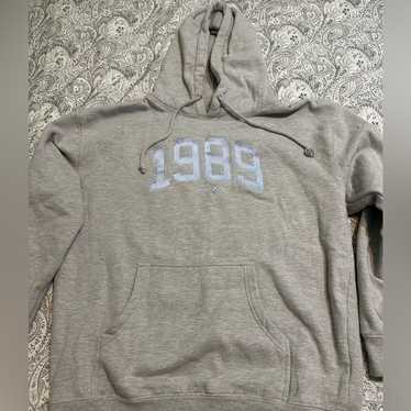 ミュージシャン Official Taylor Swift 1989TV Gray Hoodie The Tortured Poets Department Gray Hoodie – Taylor Swift CA