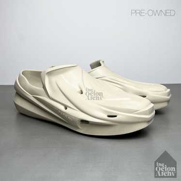 【関税込み】1017 ALYX 9SM ホワイト Mono スライド 1017 ALYX 9SM Mono Ankle Boots | White | FARFETCH