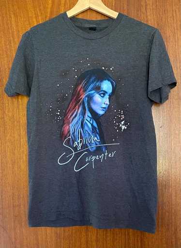 サブリナ・カーペンター ベルシュカ Tシャツ ブルー - メルカリ