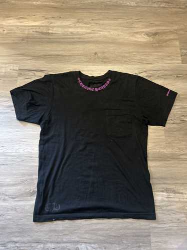 送料込♪【CHROME HEARTS】NECK LOGO TEE \"WHITE/PURPLE\" Chrome Hearts Purple Neck Script Logo Short Sleeve Tee - SRM