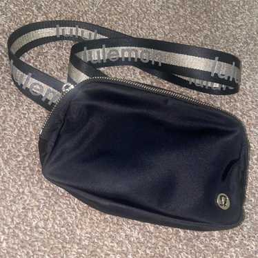 新品 ルルレモン ベルトバッグ - Navy Everywhere ベルトバッグ 1L | バッグ | Lululemon JP