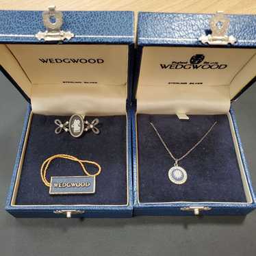 Wedgwood jasper daisy - Gem