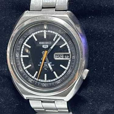 こ*ん様 A8464 SEIKO5 スポーツ 7019-6010 21石 黒文字 A8464 SEIKO5 スポーツ 7019-6010 21石 黒文字盤 自動巻 - メルカリ