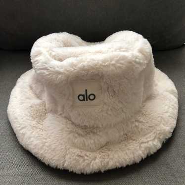 ハット [Alo Yoga] Faux Fur Bucket Hat A0375U_03299_b1_a2_1024x1024.