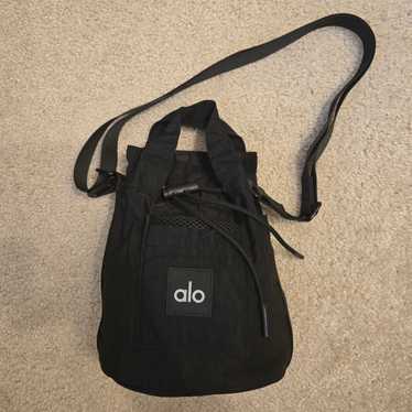 【ALO Yoga】 クロスボディバケットバッグ *送料無料* alo yoga クロスボディバケットバッグ ショルダーバッグ
