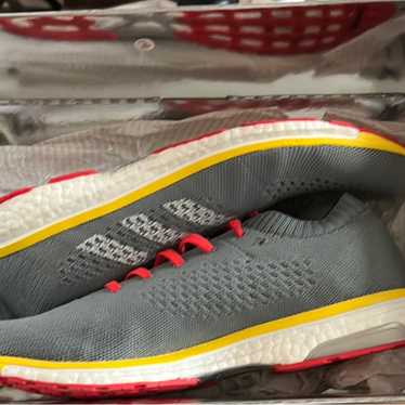 Gray Running Shoes with Yellow and Red Accents - image 1