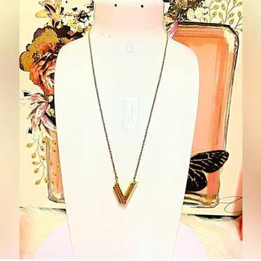 LOUIS VUITTON LV＆ME V Louis Vuitton LV & Me V Necklace | Vivrelle