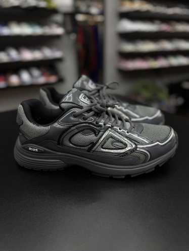 【CDロゴが印象的☆】DIOR B30 スニーカー 光るCDロゴに注目──ディオールの新作スニーカー「B30」が買い
