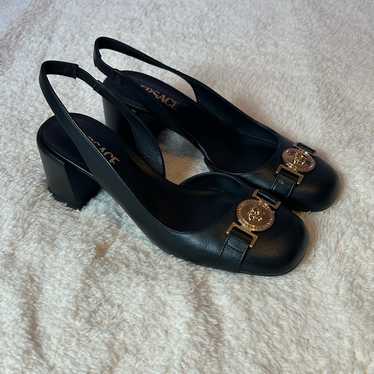VERSACE★素敵！BLACK LEATHER GOLD MEDUSA HEAD HEEL PUMPS NIB VERSACE BLACK PATENT LEATHER GOLD MEDUSA HEAD LOGO HEEL