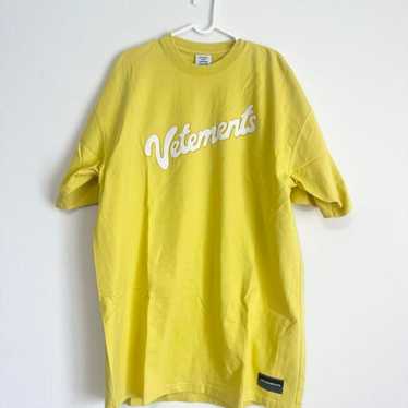 関税込【VETEMENTS】Name Badge T-Shirt Yellow VETEMENTS | Name Badge T-Shirt | Men | Oversized T-Shirts