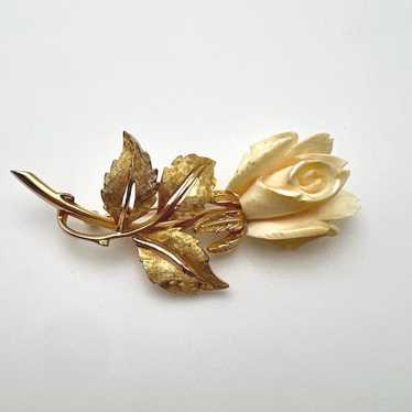 Vintage boucher carved rose - Gem