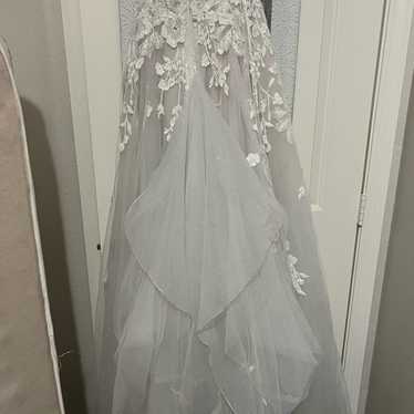 Elegant White Lace Gowns - image 1