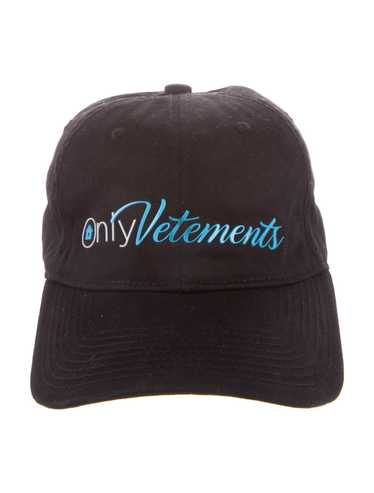 VETEMENTS ベースボールキャップ A'GEM/9 × .kom『VARZAR/バザール』3D Monogram logo over fit