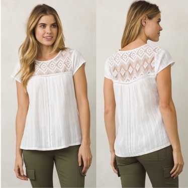 Elegant White Lace Women's Top - image 1