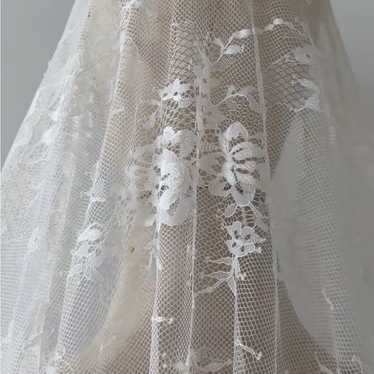Elegant White Lace Veil - image 1