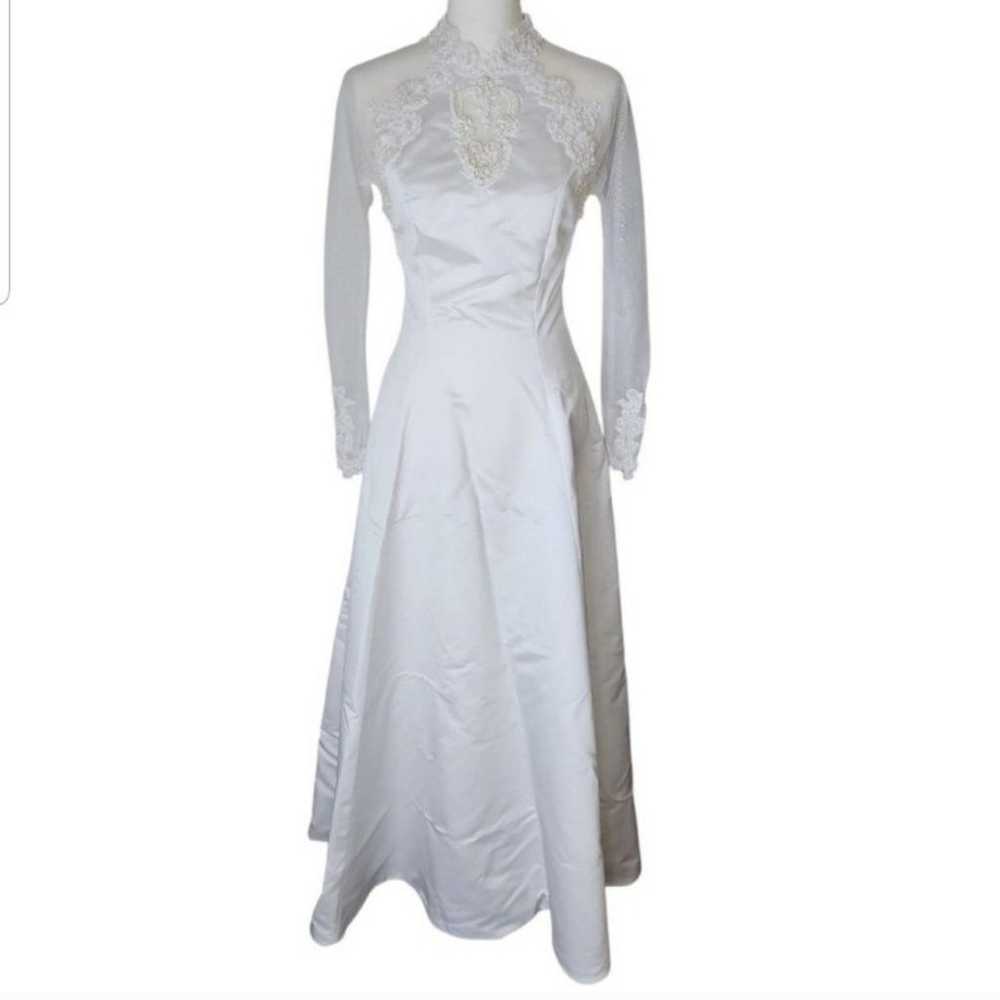 Vintage Elegant White Lace  Women's Wedding Dress - image 1