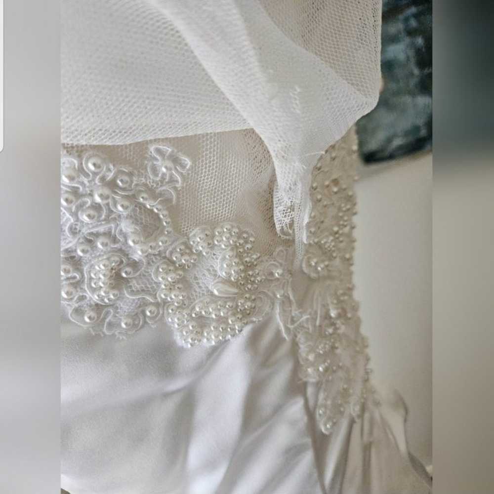 Vintage Elegant White Lace  Women's Wedding Dress - image 6