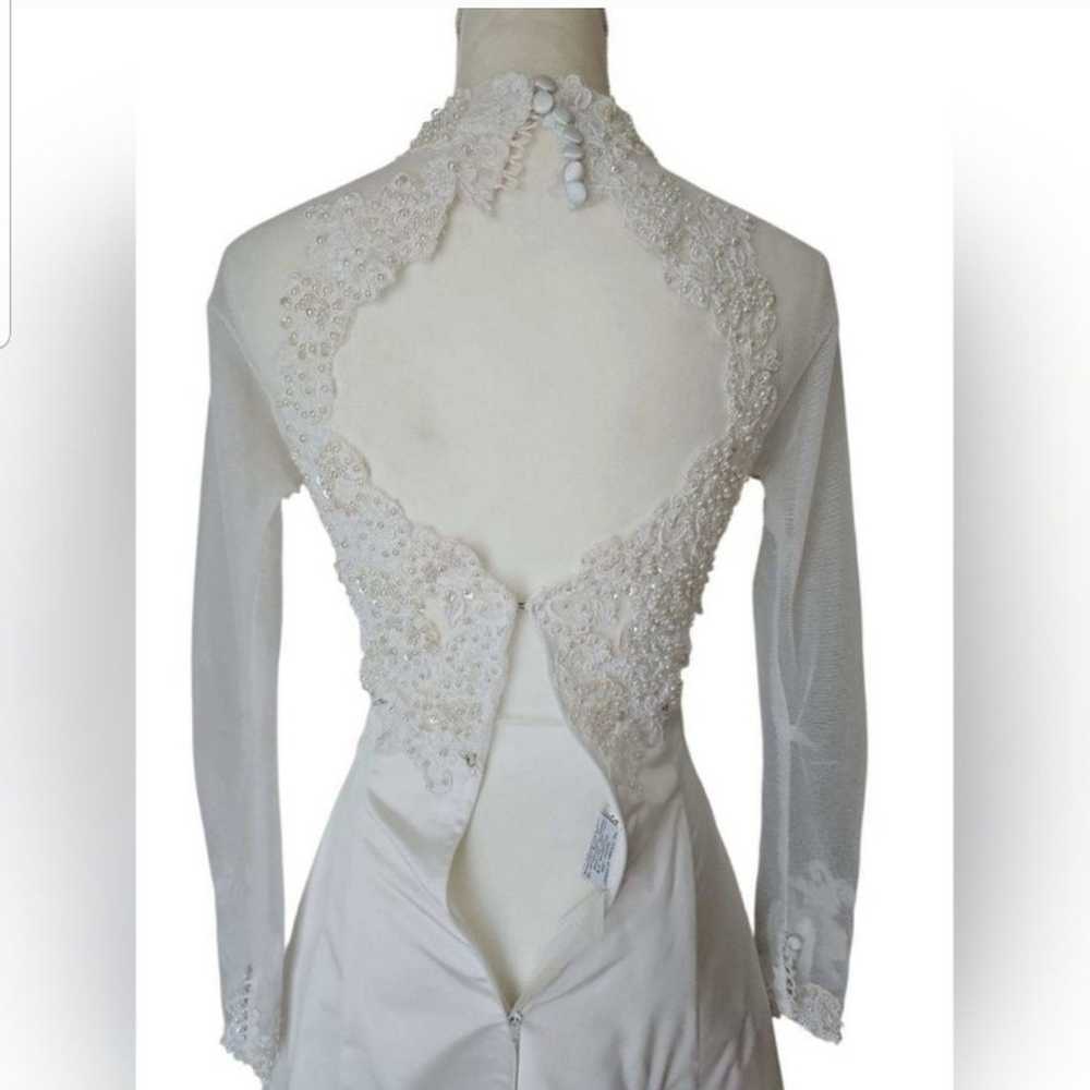Vintage Elegant White Lace  Women's Wedding Dress - image 8