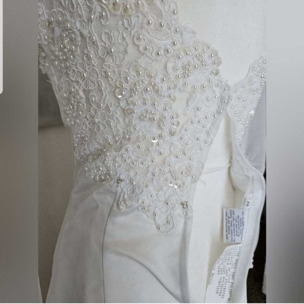 Vintage Elegant White Lace  Women's Wedding Dress - image 9