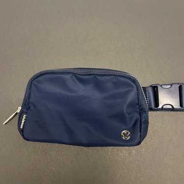 新品 ルルレモン ベルトバッグ - Navy 210.jpg