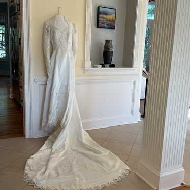 Elegant And Stunning Vintage Wedding Dress - image 1