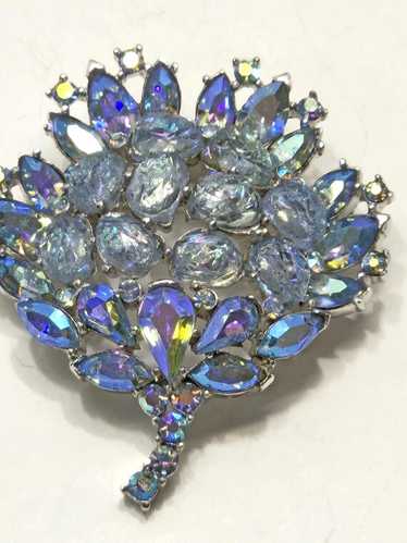 Trifari brooch flower blue - Gem