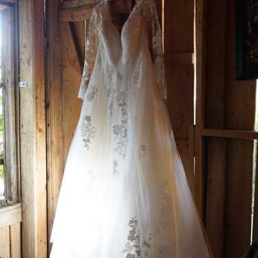 Elegant White Lace Wedding Dress - image 1