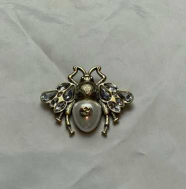 ブローチ・コサージュ Gucci Crystal Embellished Bee Brooch Gucci Goldtone Metal/Crystal GG Bee Brooch | Yoogi's Closet