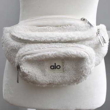 【ALO Yoga】SHERPA EXPLORER FANNY PACK アイボリー 海外限定 Explorer Fanny Pack - Ivory | Alo Yoga