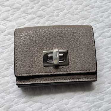 折りたたみ財布 FENDI PEEKABOO MICRO WALLET Peekaboo Micro Trifold Cuoio Romano leather Beige | Fendi