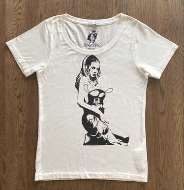 【HYSTERIC GLAMOUR】　SKOLOCTコラボ　Tシャツ　白　L HYSTERIC GLAMOUR】 SKOLOCTコラボ Tシャツ 白 L - メルカリ