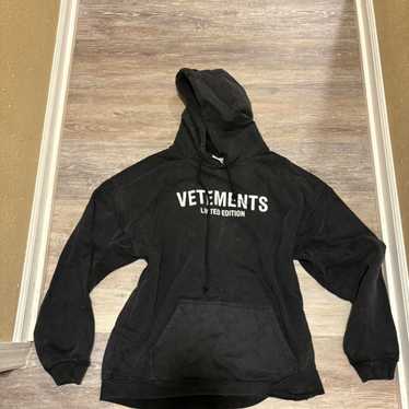 関税送料込◆VETEMENTS ◆ブラックレーベル ロゴネオン パーカー VETEMENTS ブラックレーベル ロゴ ネオンイエロー パーカー