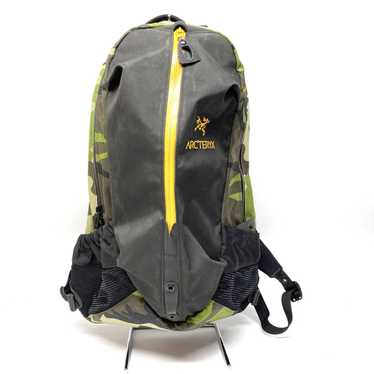 【美品】ARC'TERYX × BEAMS別注 ARRO22 WOODLAND ARC'TERYX × BEAMS別注 ARRO22 WOODLAND 迷彩柄 - メルカリ