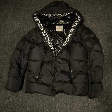 MONCLER｜DOWN JACKETS (9I00003 M5412 999) Moncler Black Montcla Short Down Jacket In 999 - Black