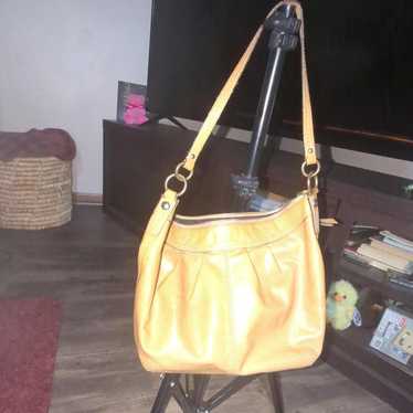Yellow vintage coach - Gem