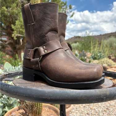 【追跡付】☆FRYE☆セレブも愛用元祖ハーネス(8R)ブーツ Frye Harness 8R Boots | Saks Fifth Avenue