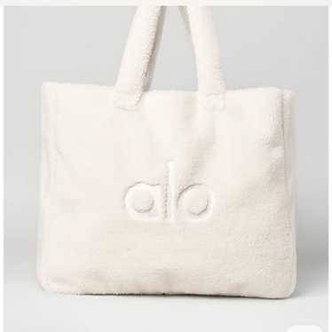 【可愛いツートン】Alo Yoga winterfun トートバッグ Winterfun Tote Bag - Black/Ivory | Alo Yoga