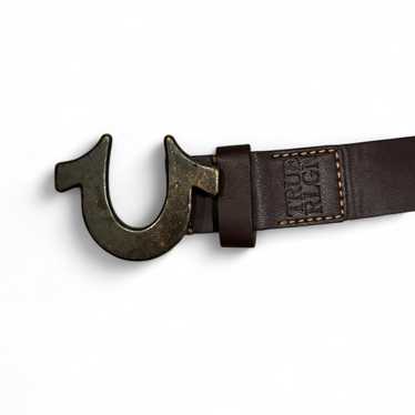 関税込み♪【TRUE RELIGION】EMBOSSED モノグラム★ロゴ ベルト HORSESHOE BUCKLE BELT - Gold Metal | True Religion