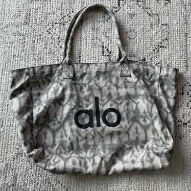 【可愛いツートン】Alo Yoga winterfun トートバッグ Winterfun Tote Bag - Black/Ivory | Alo Yoga