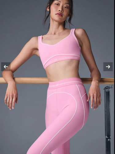 【未使用タグ付き】alo yoga シームレス レギンス XS ピンク YES ヨガ レギンス フロントシームなし ハイウエスト ピンク