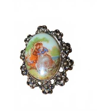 ヴィンテージ リモージュ フラゴナール 求愛カップル 磁器 サイン入りブローチ Fragonard courting couple - Gem
