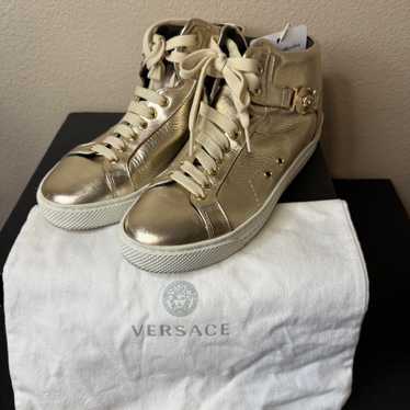 スニーカー VERSACE Women Sneakers 1013453 VERSACE DONNA Gold Dynamic Logo Sneakers Black,Gold | VERSACE US