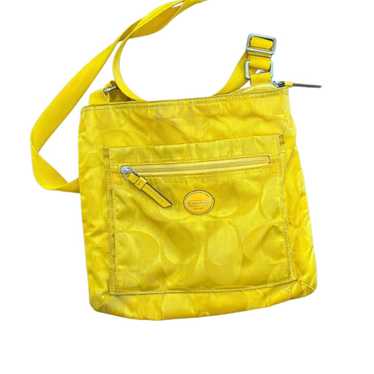 Yellow vintage coach - Gem
