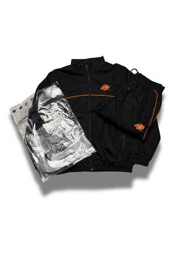 ジャケット・アウター Syna World TRACKSUIT - BLACK/ORANGE XS Syna World Logo Tracksuit - Black / Orange