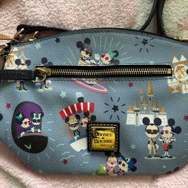 ディズニー 海外 Dooney & Bourke ミニーマウス ボストンバッグ New! ❤️ DOONEY & BOURKE Disney Minnie Mouse BOWS & HEARTS